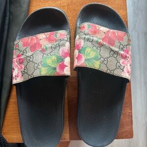 Gucci Women's Floral Slide Sandals - Black and Pink
